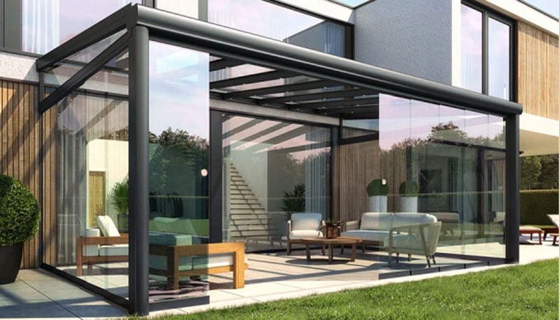 Créez un espace de vie et protégez vos plantes et mobliers de terrasse avec nos rideaux de verre pour pergola et créez votre propre jardin d'hivers sur mesure